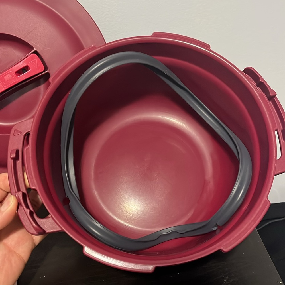 Tupperware Microwave Pressure Cooker - Picture 2 of 12